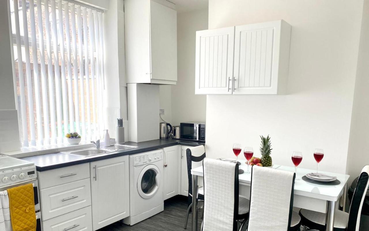 Cosy Cheerful 2 Bedrooms Near Piccadilly, Etihad Stadium Sleeps Up To 5 Manchester Exterior foto