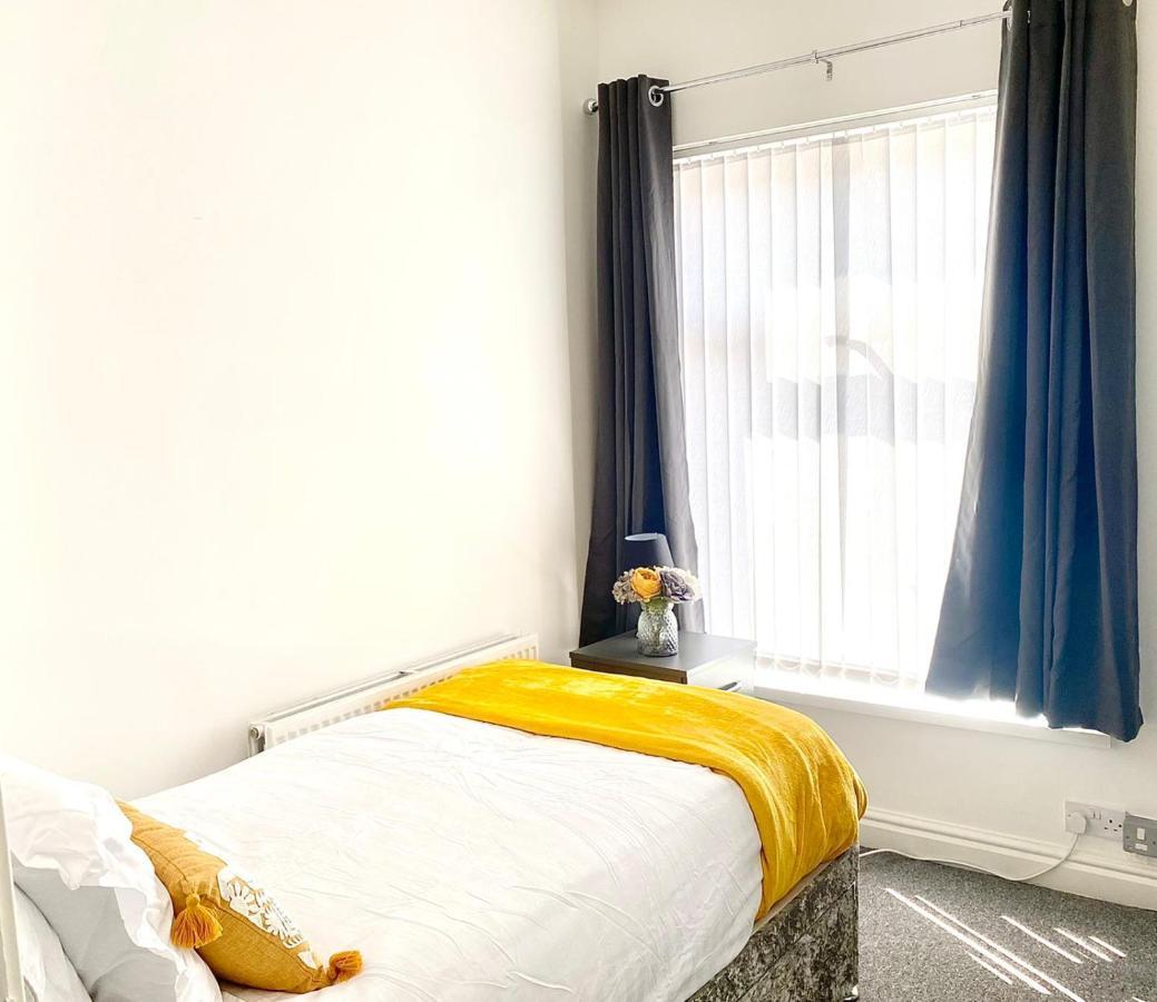 Cosy Cheerful 2 Bedrooms Near Piccadilly, Etihad Stadium Sleeps Up To 5 Manchester Exterior foto
